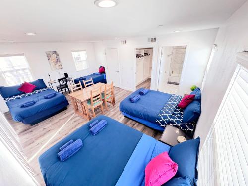 Cozy 3 BR Townhouse with Balcony in Los Angeles, USA
