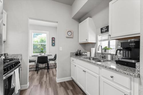 Cozy 1 Bed Home W Free Parking in San Antonio, USA