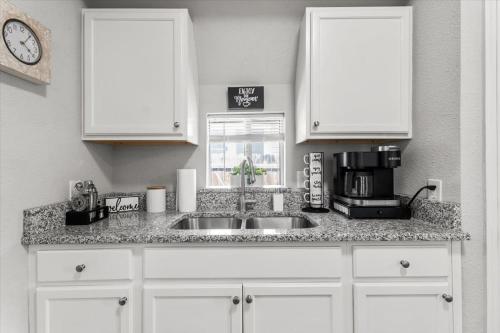 Cozy 1 Bed Home W Free Parking in San Antonio, USA