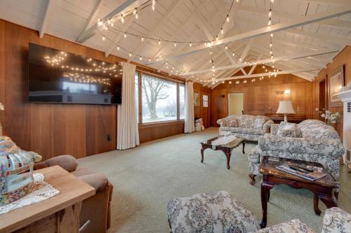 Cozy Hillsdale Home about 1 Mi to Baw Beese Lake! in Hillsdale, USA
