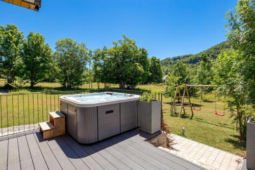 Pezsgőfürdő, Modern Alpine Monsalbius Chalet in Baške Oštarije