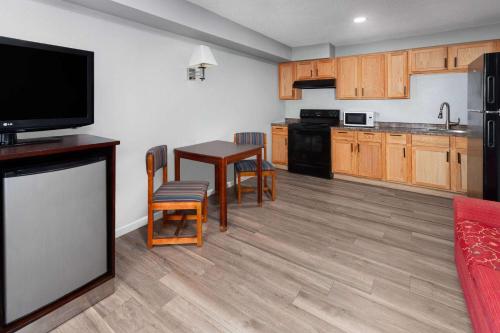 Super 8 by Wyndham Sun Prairie/Madison E - image 14