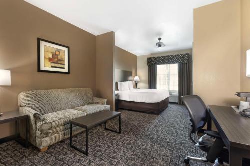 1 king bed, 1 sofa bed