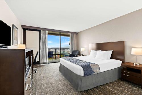 Best Western Yacht Harbor Hotel Room Type - King Room with Roll-In Shower - Disability Access Best Western Yacht Harbor Hotel Room Type - King Room with Roll-In Shower - Disability Access