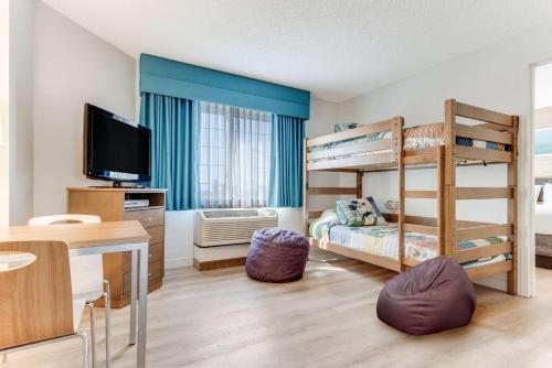 Family Suite with One Queen Bed and Bunk Bed