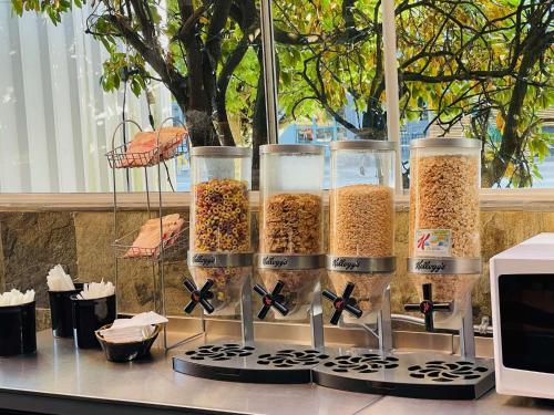 Food and beverages, SureStay by Best Western Richmond Vancouver Airport in Richmond (BC)