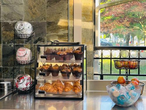 Food and beverages, SureStay by Best Western Richmond Vancouver Airport in Richmond (BC)