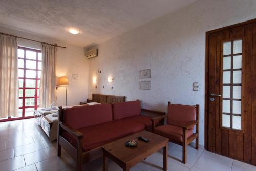 Proimos Apartments Proimos Apartments is perfectly located for both business and leisure guests in Crete Island. Both business travelers and tourists can enjoy the hotels facilities and services. Family room are there 