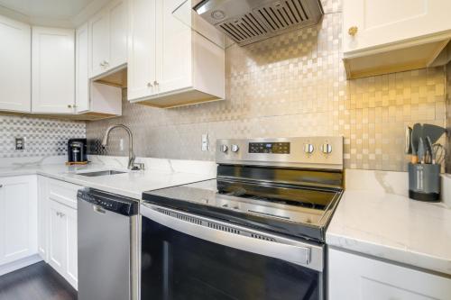 Walk to Red Jade Park: Upper Marlboro Townhome in Lake Arbor (MD)