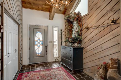 Private Hot Tub with Mountain Views Pet Friendly Quick Walk to Ski Area Base - image 5