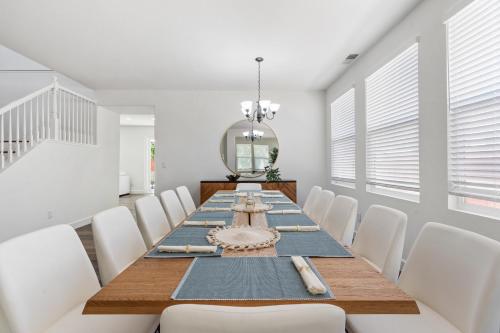 Modern and Spacious Home Modern and Spacious Home