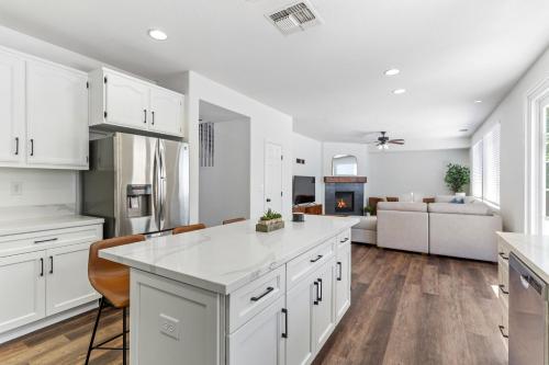 Konyha, Modern and Spacious Home in Linda (CA)