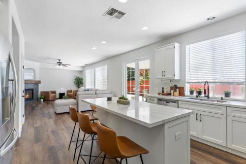 Konyha, Modern and Spacious Home in Linda (CA)