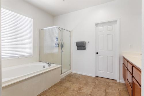 Modern and Spacious Home Modern and Spacious Home