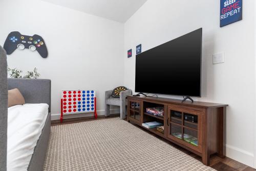 Modern and Spacious Home Modern and Spacious Home