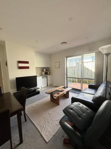 Self contained central Silverdale in سيبفرديل