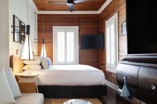 1 king bed, 2 sofa beds