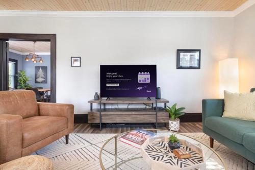 Walk to State Street - Remodeled Home in Bristol, USA