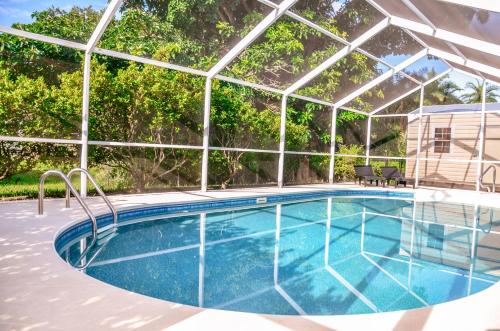 Hidden Gem with Heated Pool - Perfect for Family Getaway - Pet-friendly, Fort Myers