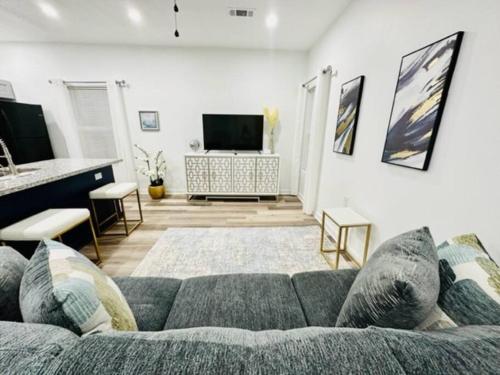 Modern City Nola Apartment Near Super Dome with Parking