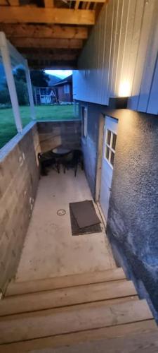 Вхід, Tur og sentrumsnær sokkel-leilighet in Опдал