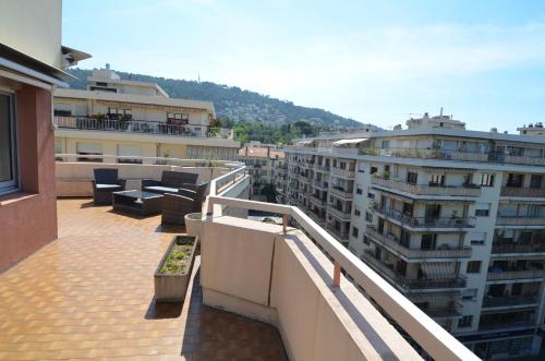 HELIANTHE - Superbe appartement avec terrasse vue mer et Château au Port de Nice 2
