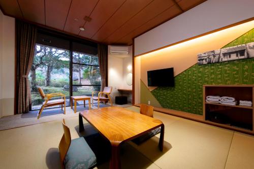 room detail thumbnail 2