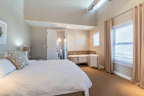 One-Bedroom Apartment image 10