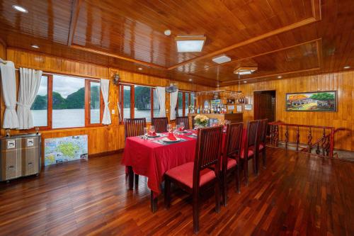 Restaurant, Sunlight Cruise in Cat Hai Island