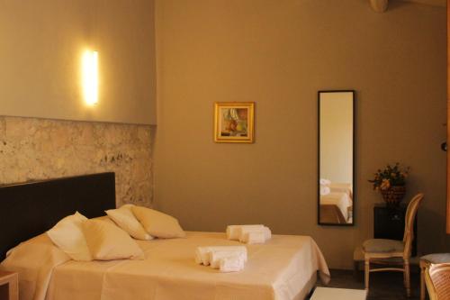 1 king bed, 1 twin bed
