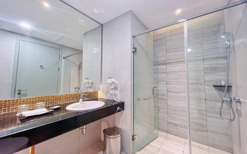 Leedon Hotel & Suites Surabaya Room Type - Large Double Room