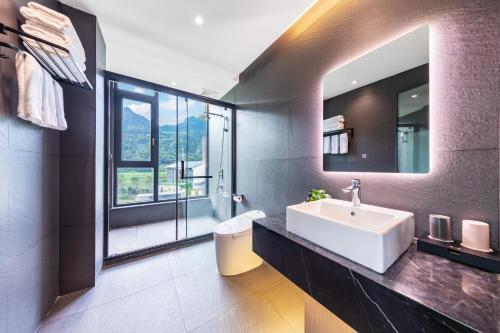 Suite, deluxe, mountain view