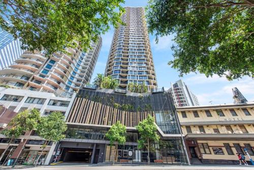 Modern Style! 1Bed/1Bath/Balcony/Pool ~ CBD - image 3