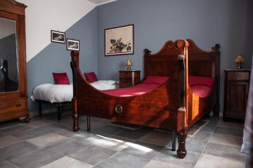 1 double bed, 1 twin bed