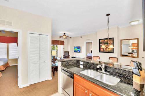 2BR Resort Suite - Fountain View Private Balcony thumb 2