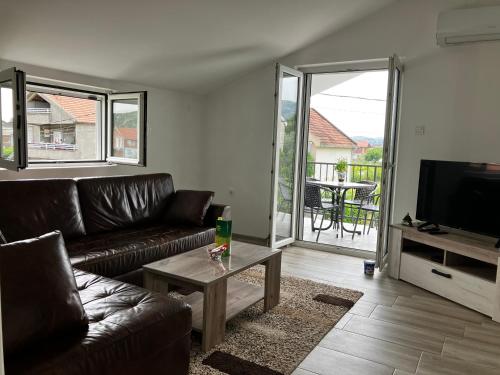Peaceful 2BR Apt with Ultra-Fast WiFi, Подгорица (фото 2)