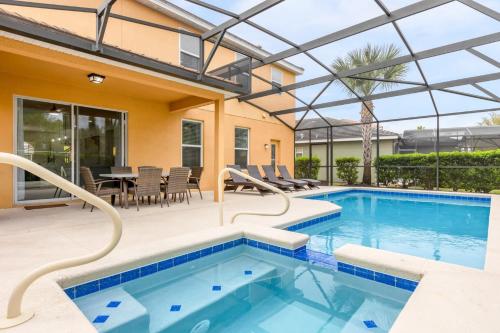 Resort Family Home w Pool Hot Tub and Games in Davenport, USA