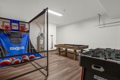 Resort Family Home w Pool Hot Tub and Games in Davenport, USA