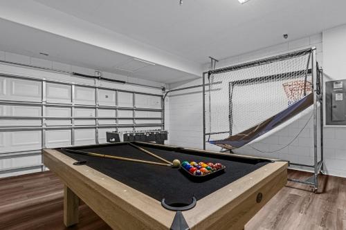 Resort Family Home w Pool Hot Tub and Games in Davenport, USA
