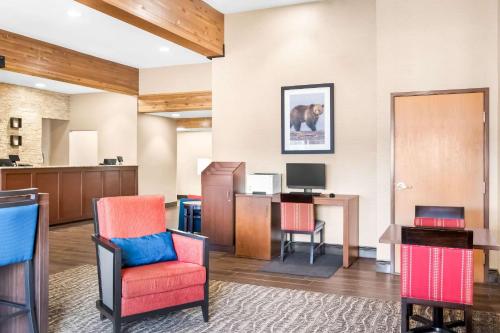 Comfort Inn at Buffalo Bill Village Resort - image 3
