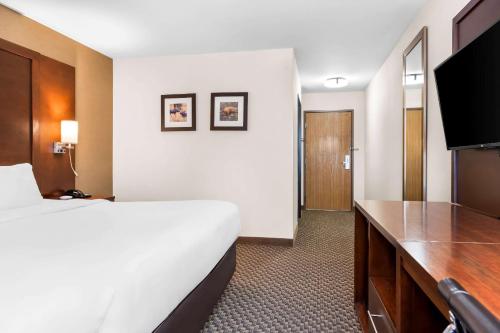 Comfort Inn at Buffalo Bill Village Resort - image 13