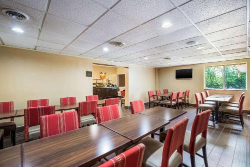 Comfort Inn & Suites Fairborn near Wright Patterson AFB - image 2