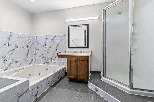 Econo Lodge Lexington - image 11