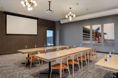 Tempo by Hilton Louisville Downtown NuLu - image 4