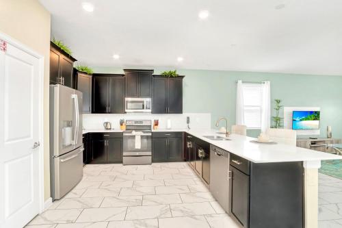 Stunning 8BR Home with BBQ Pool and Theater thumb 4