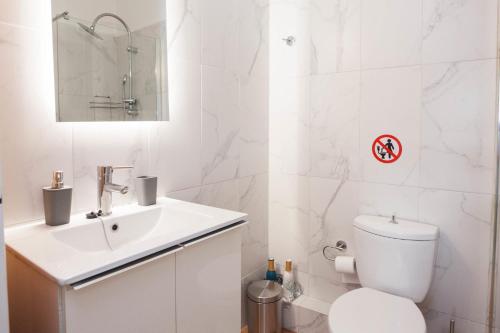 Modern 1 Bd Balcony Apt Near Metro in Kato Patisia - main image