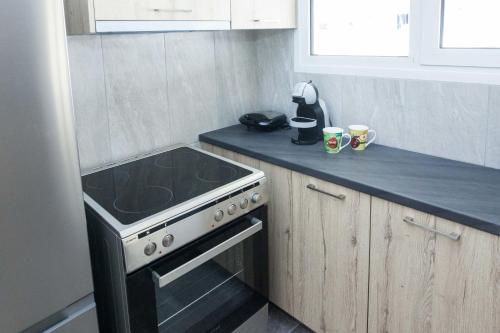 Modern 1 Bd Balcony Apt Near Metro in Kato Patisia - image 2