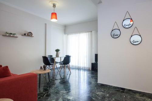 Modern 1 Bd Balcony Apt Near Metro in Kato Patisia - image 5