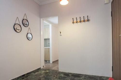 Modern 1 Bd Balcony Apt Near Metro in Kato Patisia - image 11