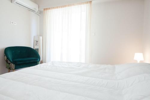 Modern 1 Bd Balcony Apt Near Metro in Kato Patisia - image 13